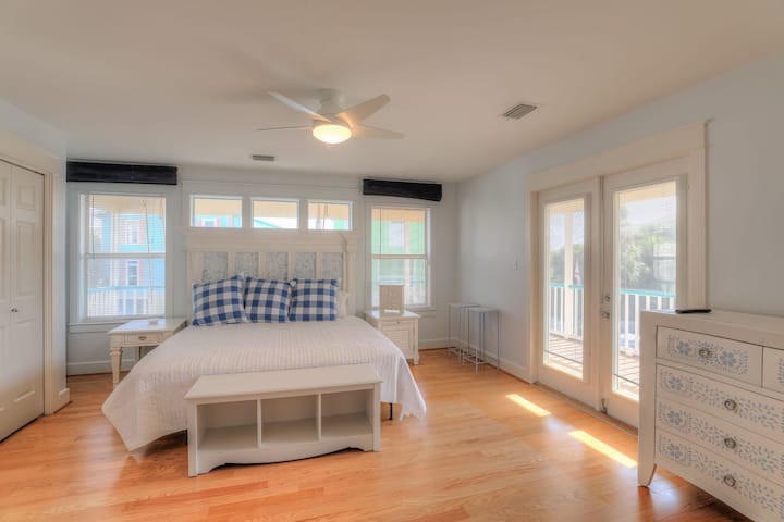 Dhoma kryesore e gjumit ka një krevat dopio "king" dhe një banjë ngjitur.