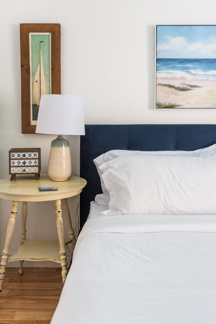 Relájate en esta habitación elegante y cómoda, diseñada para noches de descanso