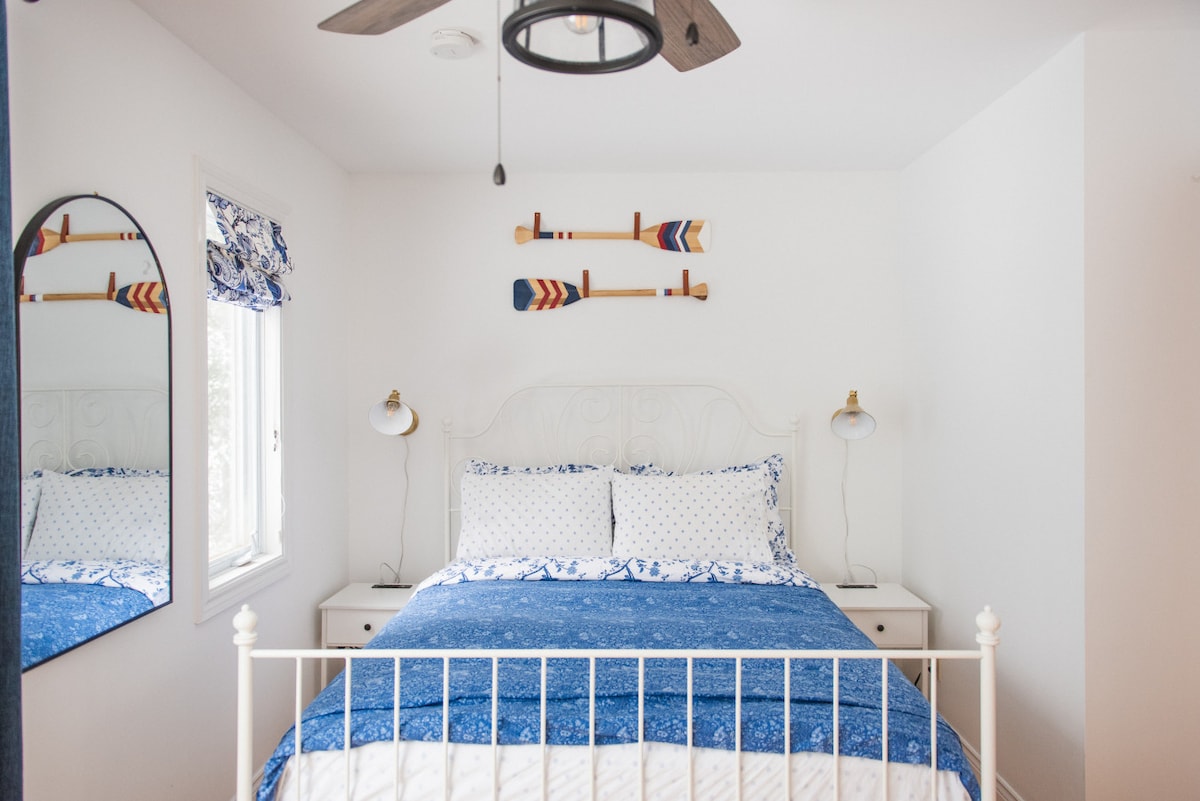 Une chambre lumineuse et spacieuse avec une décoration charmante pour une nuit de sommeil paisible