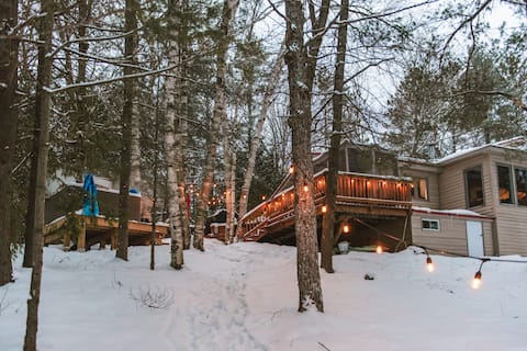 Cozy Lakefront Cottage: Views-Hot Tub-Pet Friendly