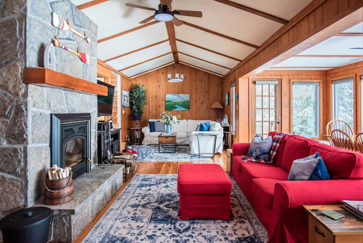 Reúnete alrededor de la chimenea para disfrutar de la calidez y la comodidad en este encantador espacio