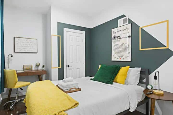 Კეთილი იყოს თქვენი მობრძანება ჩვენს მრავალმხრივ მისაღებ ოთახში, რომელიც აღჭურვილია მოსახერხებელი სასწავლო მაგიდით. Კომფორტისა და პროდუქტიულობის შერწყმის მეშვეობით ეს საცხოვრებელი საშუალებას გაძლევთ, უპრობლემოდ იმუშაოთ და დაისვენოთ. Რბილი ავეჯი და ელეგანტური დეკორი სასიამოვნო გარემოს ქმნის როგორც სამუშაოდ, ისე დასვენებისთვის. Შეიგრძენით ფუნქციონალურობისა და კომფორტის იდეალური ნაზავი ამ მრავალფუნქციურ მისაღებ ოთახში.