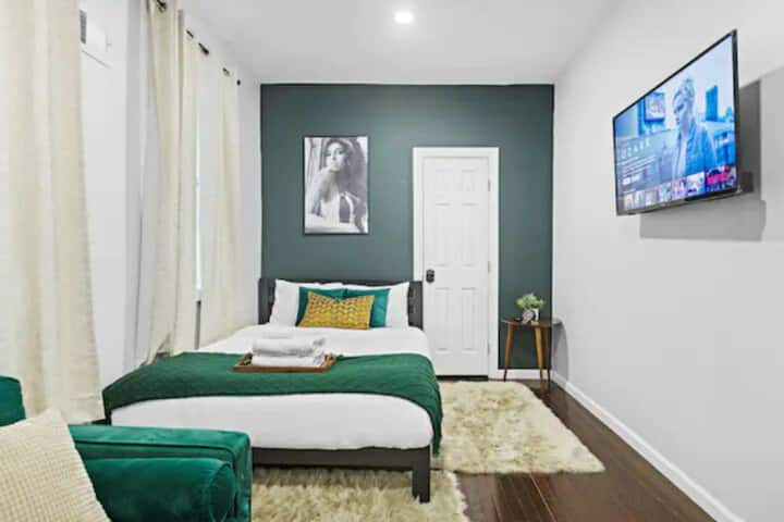 
Კეთილი იყოს თქვენი მობრძანება ჩვენს მიმზიდველ საძინებელში მყუდრო დივნითა და ტელევიზორით. Რბილი, ნეიტრალური ფერები და გემოვნებიანი დეკორი ქმნის დამამშვიდებელ ატმოსფეროს დასვენებისა და გართობისთვის. Თქვენი მშვიდი უკან დახევა გელით.