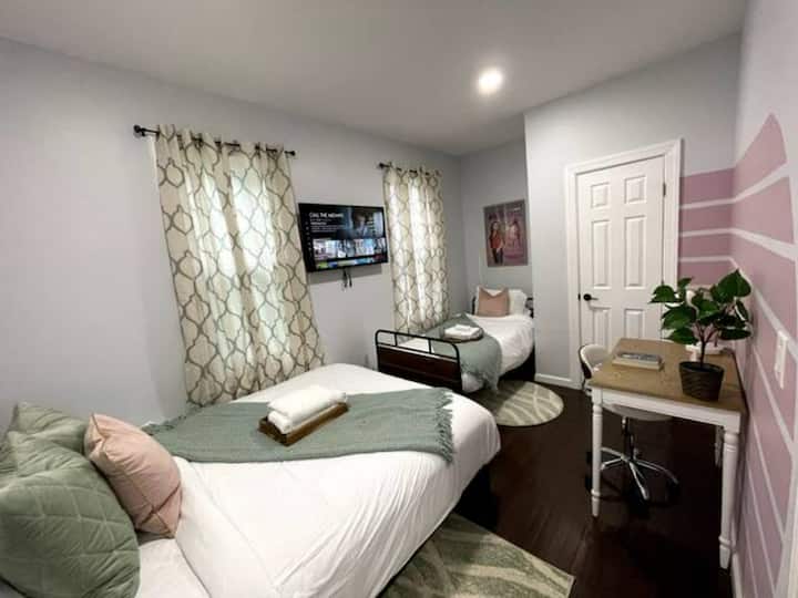 Კეთილი იყოს თქვენი მობრძანება ჩვენს ფართო საძინებელში, რომელიც გააზრებულად არის მოწყობილი კომფორტისა და პროდუქტიულობისთვის. Ორი მყუდრო საწოლი უზრუნველყოფს საკმაო საძილე სივრცეს, რომელიც იდეალურია ოჯახისთვის ან მეგობრებისთვის. Კეთილმოწყობილი სამუშაო სადგური გთავაზობთ სპეციალურ სივრცეს ფოკუსირებისა და შემოქმედებისთვის. Მნიშვნელობა არ აქვს, ეს მრავალმხრივი საძინებელი დასვენებისა და ნაყოფიერ დასვენებას უზრუნველყოფს.




