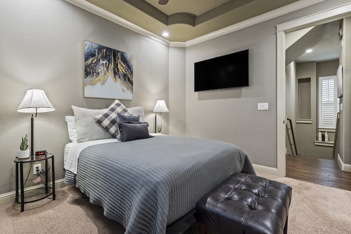 Este dormitorio tiene un televisor inteligente para tu placer visual.