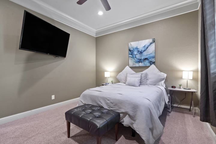 Otro dormitorio que tiene un Smart TV para tu placer visual.