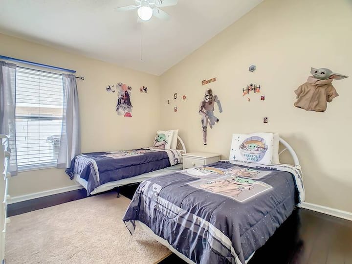 غرفة أطفال ممتعة مع ديكور مرح من حرب النجوم 