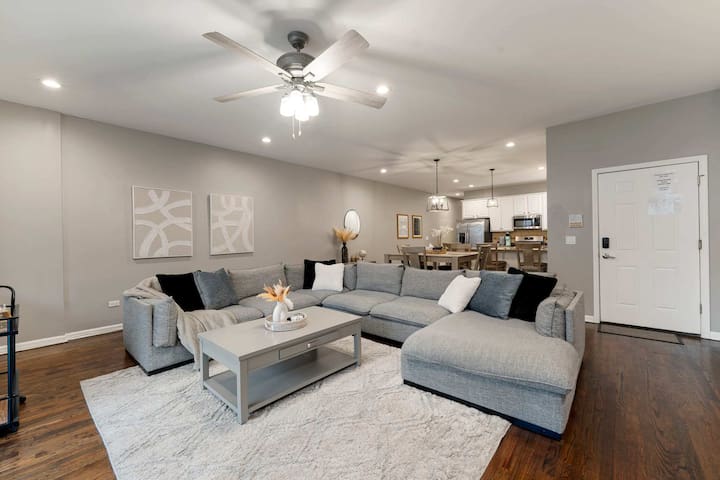 South Loop 3Br/2Ba Condo with Balcony & Parking