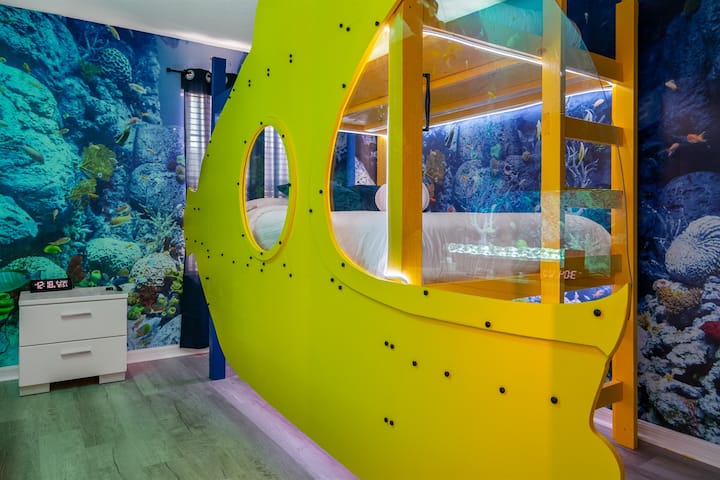 Gira periscope nel tuo sottomarino giallo