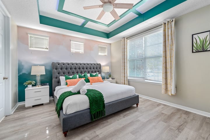 Questa camera da letto matrimoniale con un letto matrimoniale è al piano di sotto e ha un bagno annesso.