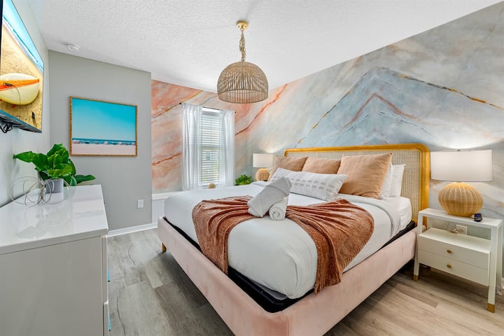 Master al piano superiore con letto king-size e bagno interno