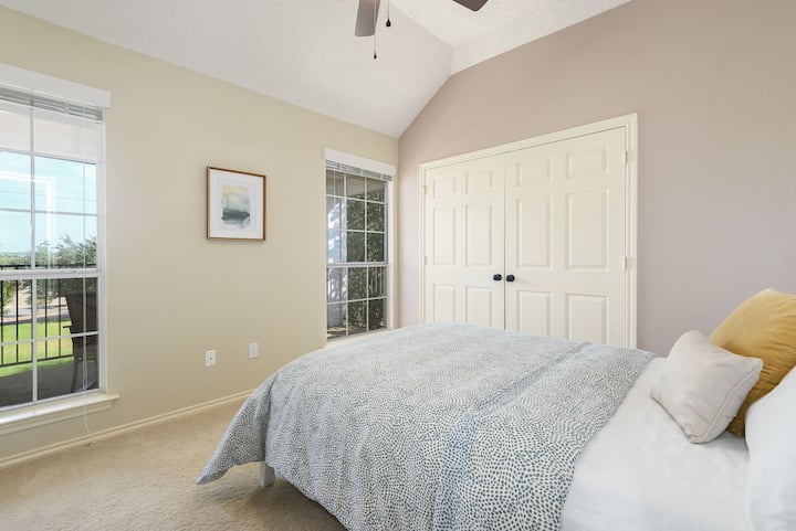 غرفة نوم 2 مع سرير كامل الحجم وخزانة ملابس وخزانة ملابس وخزانة ملابس