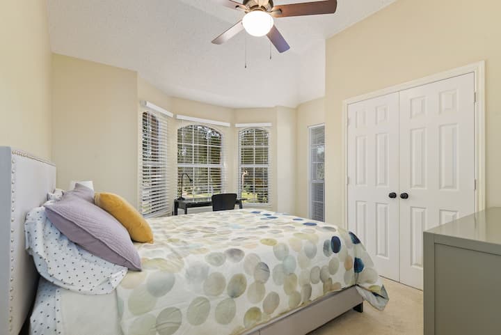 غرفة نوم 1 مع سرير كبير ومكتب وخزانة ملابس وخزانة ملابس