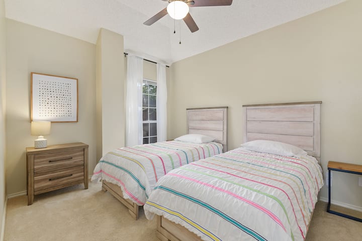 غرفة نوم الضيوف 2 مع سريرين مزدوجين، خزانة ملابس صغيرة &amp; المشي في خزانة