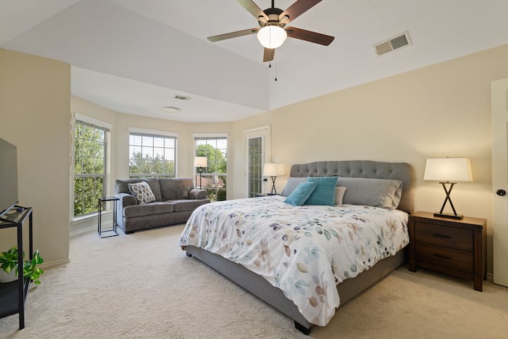 غرفة نوم أساسية مع حمام داخلي كامل