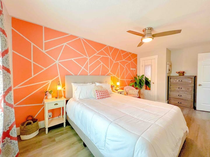 Опуштете се во кралска удобност на нашиот раскошен брачен кревет (широк 150-179 см), со великодушен простор за складирање и плакар за да ги сместите основните удобности за патување. Воодушевете се од забавата однапред со нашиот 42-инчен паметен телевизор монтиран на ѕид, кој нуди подбран избор на индукција за стриминг