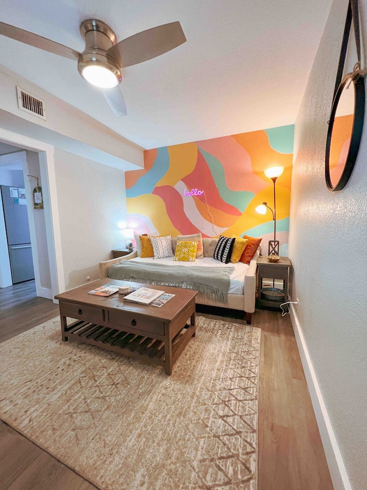 Оваа дневна соба ни е апсолутно омилена! Се одликува со живописни бои кои го оживуваат просторот, заедно со двоен дневен кревет за дополнителни аранжмани за спиење. Совршен е за додавање малку забава и функционалност на вашиот престој.