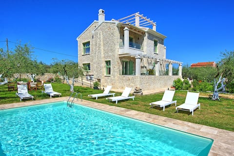 Villa Elaia – Vacation villa with private pool in