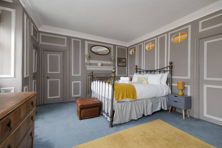 Eclectic Apartment near Edinburgh Castle gallery image 2