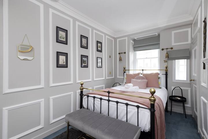 Eclectic Apartment near Edinburgh Castle gallery image 4