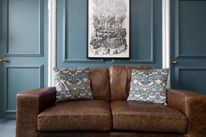 Eclectic Apartment near Edinburgh Castle gallery image 3