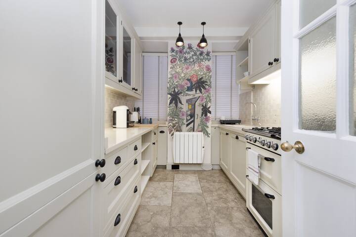 Eclectic Apartment near Edinburgh Castle gallery image 5