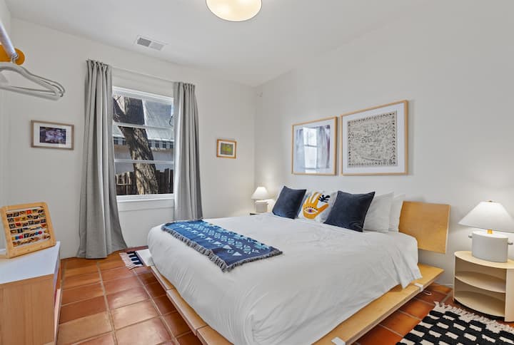 King Bedrrom #1 (nakakonektang banyo)