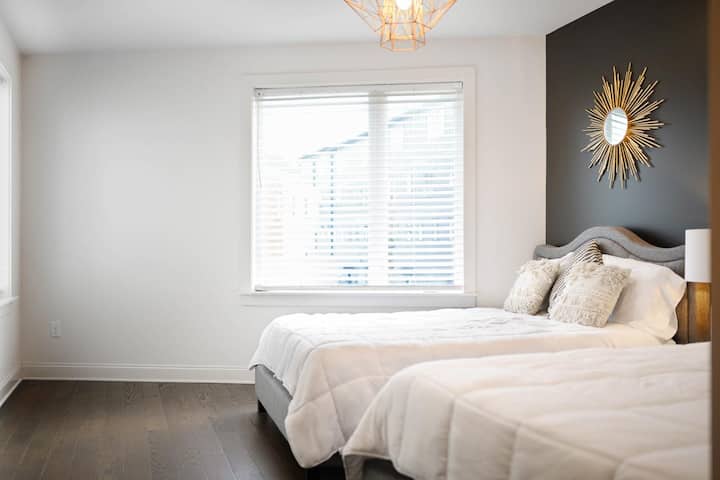 2 დიდი ზომის საწოლი, გასეირნება კარადაში და ლუქს-კლასის სააბაზანო.