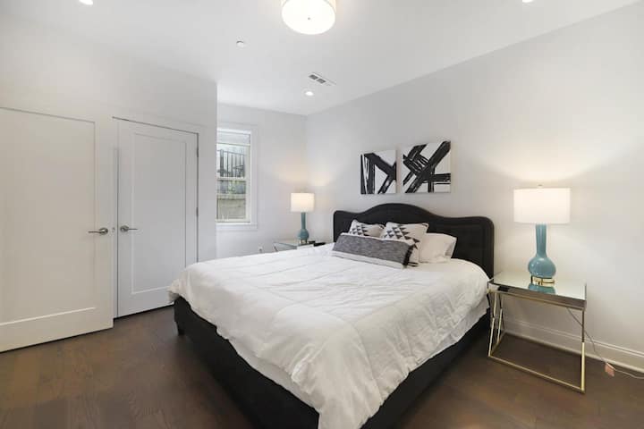 Პირველი დონის საძინებელი, დიდი ზომის საწოლი ლუქს-კლასის სააბაზანოთი და გასეირნება კარადაში.