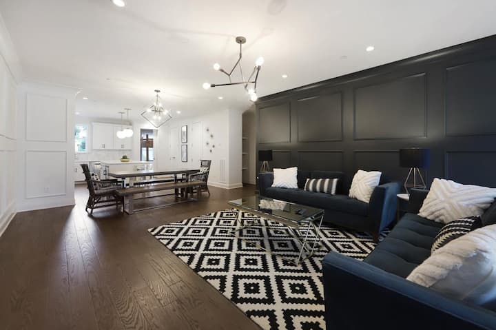 Ჯგუფური შეკრებისთვის საკმარისი დასაჯდომი სივრცე.