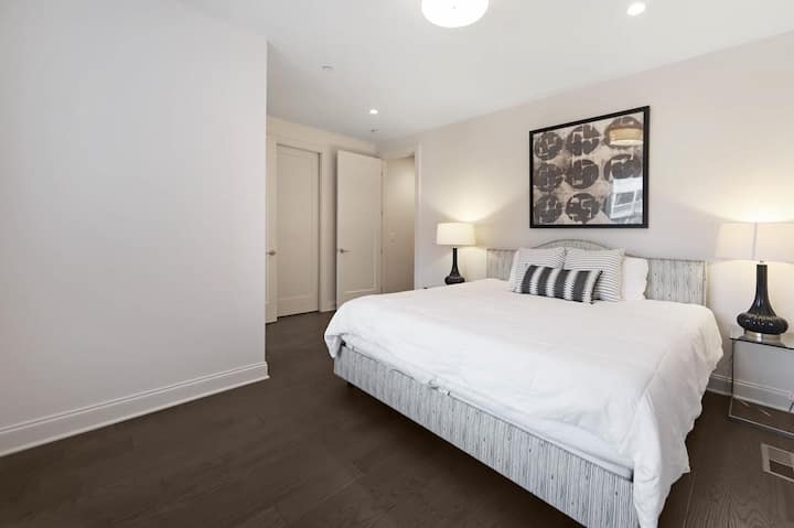 Ეს ლამაზი ოთახი აღჭურვილია დიდი ზომის საწოლით და არაგაბარიტული ბალიშებით მაქსიმალური კომფორტისთვის.