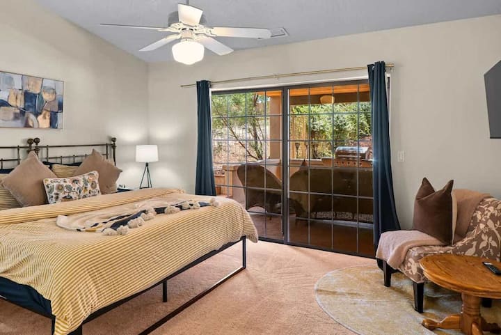 საწოლი 190×203 სმ ზომის საწოლით, ჭერის ვენტილატორი, ტელევიზორი და ბუნებრივი სინათლე.