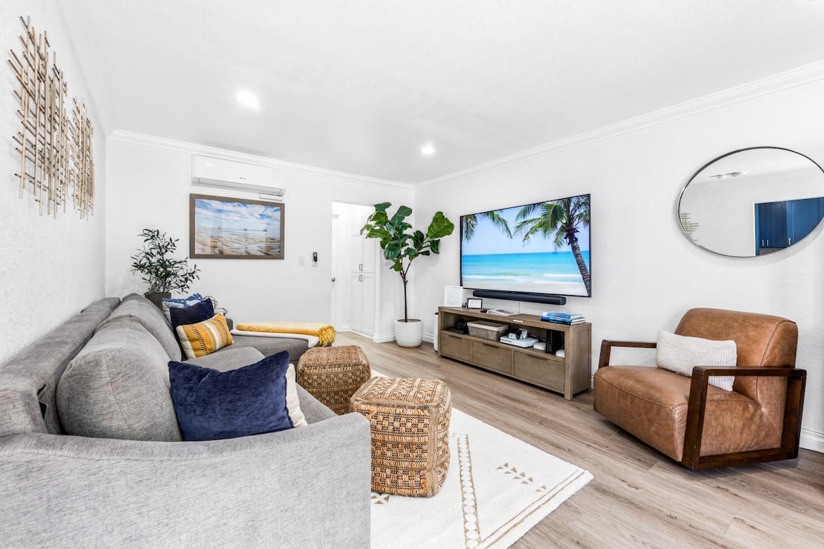 Sala de estar de alta gama con TV inteligente de 75 pulgadas, XBOX y Ps4