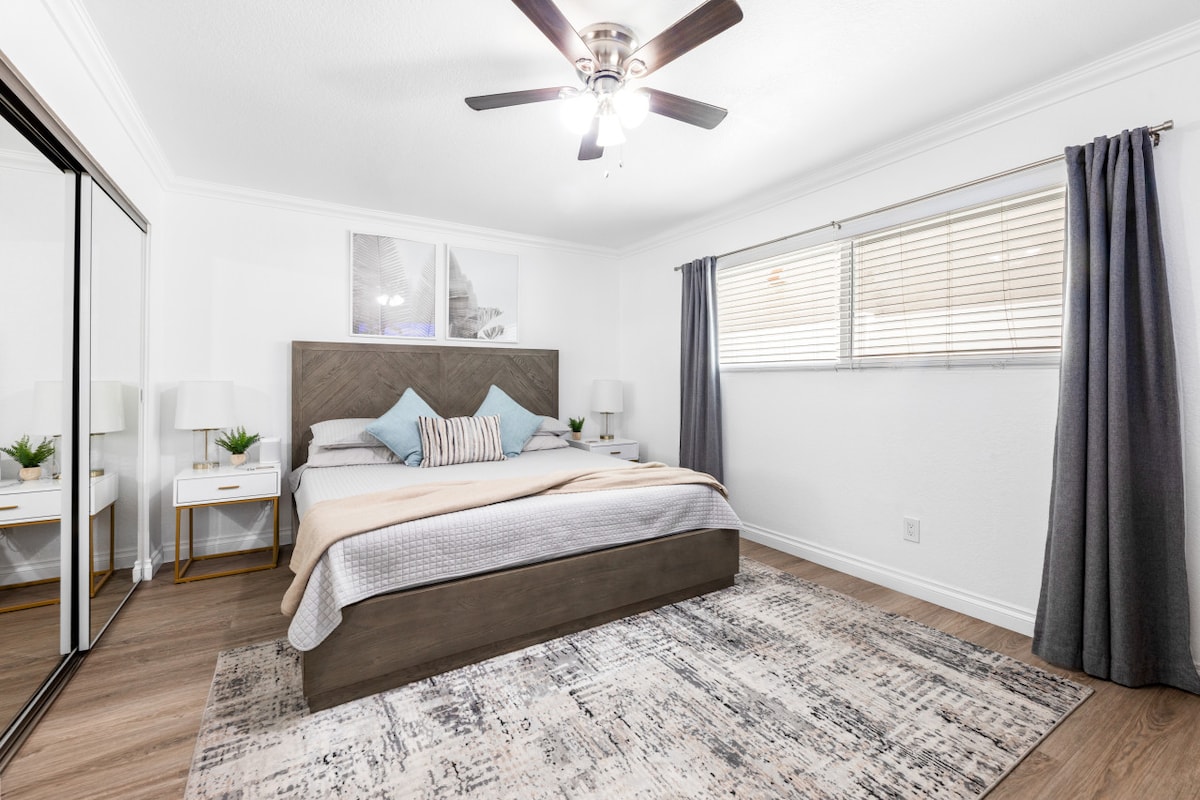 Abre las persianas y cortinas y deja entrar esa hermosa luz solar de SoCal o usa nuestras persianas opacas para un buen descanso nocturno.