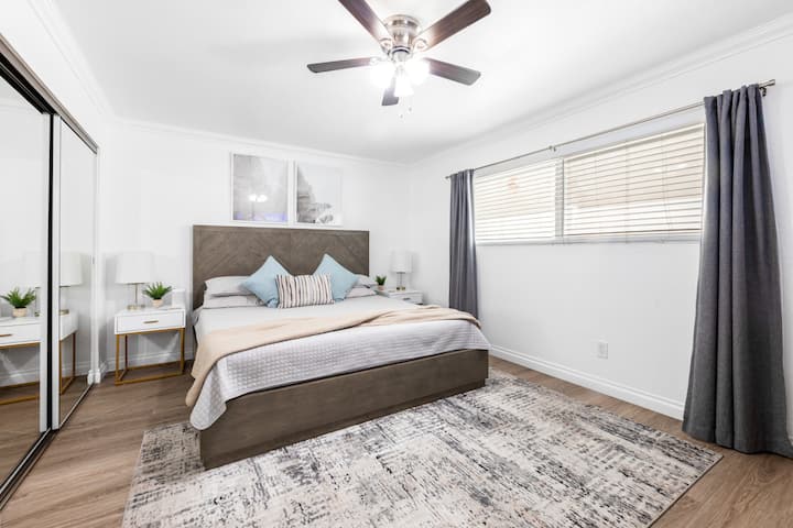 Отворете щорите и завесите и пуснете красивата слънчева светлина на SoCal или използвайте нашите затъмняващи щори за добра почивка през нощта