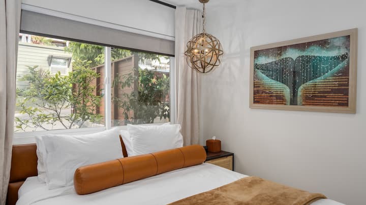 Собата на гребенот во Кардиф има брачен кревет (широк 150-179 см). Постелнина и перници од брендот „Падобран“. Душек за постелнина во Бруклин на кој гостите им се восхитуваат на „најдобриот ноќен сон“.  Затемнете ролери и завеси за затемнување.