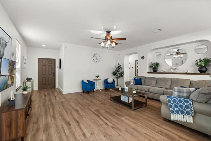 Round Rock Oasis: 4 Bedrooms + Outdoor Firepit - Round Rock, TX