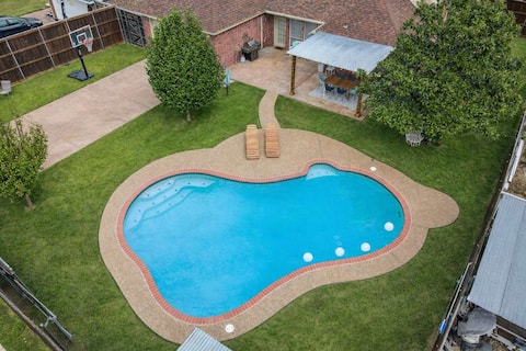 Spacious 6BR/3.5BA / Pool, Hot Tub & Game Room