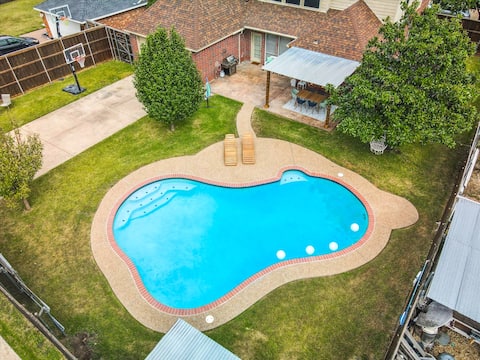 Spacious 6BR/3.5BA / Pool, Hot Tub & Game Room