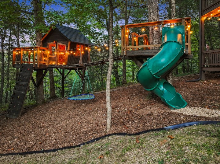 TreeHouse Vibe • Slide, HotTub, FirePit, Fun Games - Cabins for
