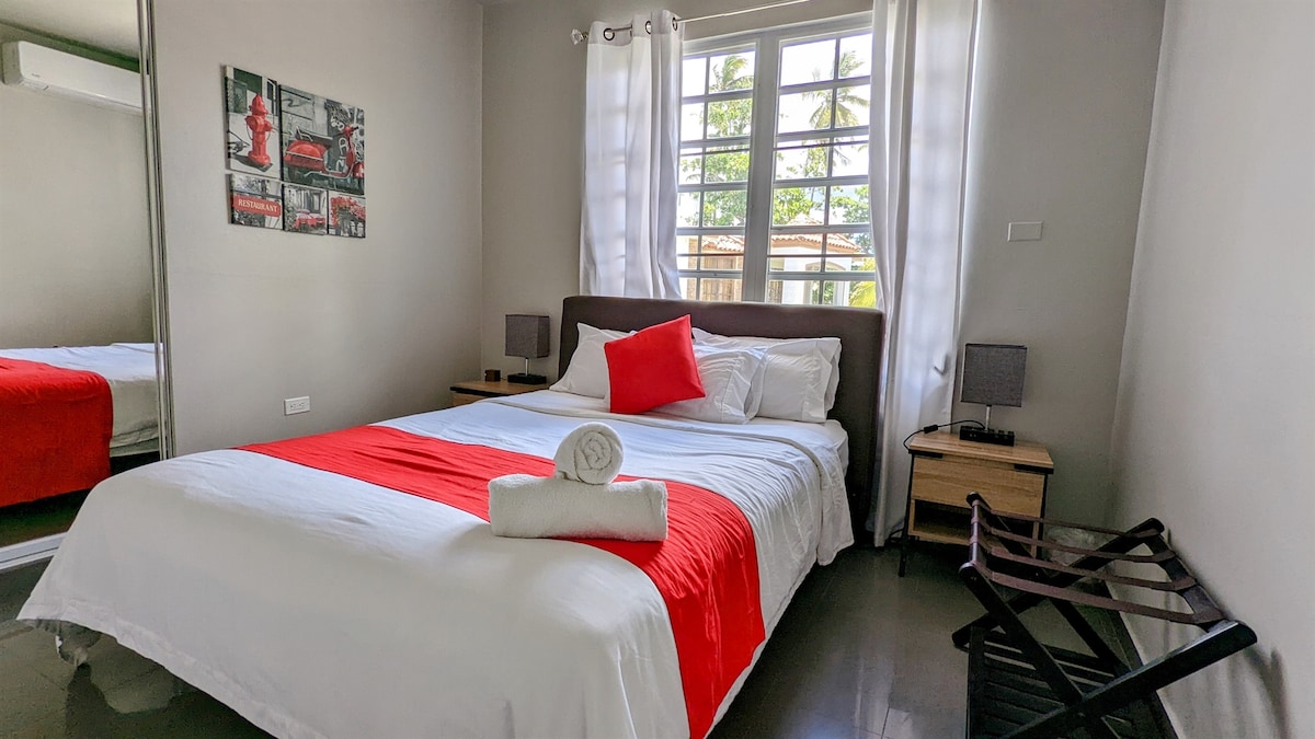 Habitación Queen: luminosa y espaciosa con una decoración vibrante, ¡perfecta para tu escapada a la playa!