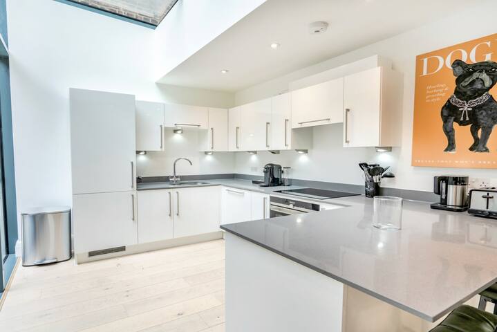 Expansive & Contemporary Lincoln’s Inn Apartment gallery image 3