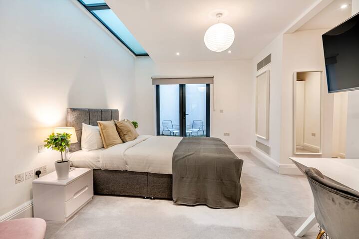 Expansive & Contemporary Lincoln’s Inn Apartment gallery image 5
