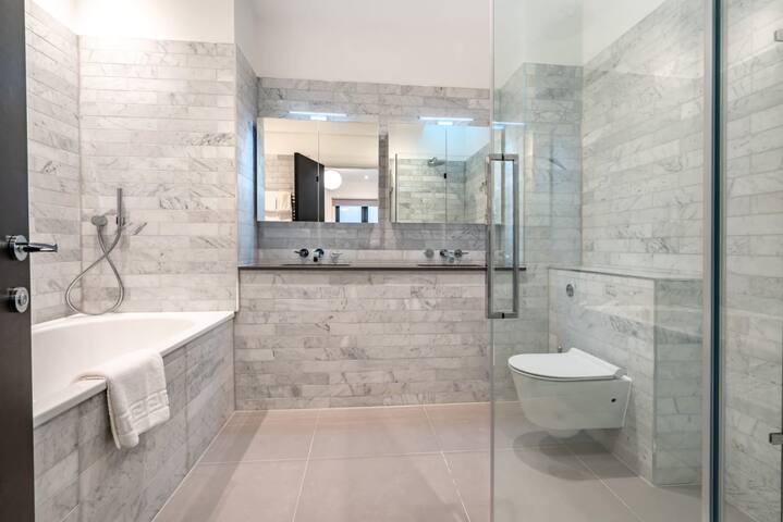 Expansive & Contemporary Lincoln’s Inn Apartment gallery image 4