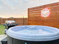 5+mins+to+Rose+%E2%80%93+Hot+Tub%2C+KING+Bed%2C+4+bed%2F2+baths
