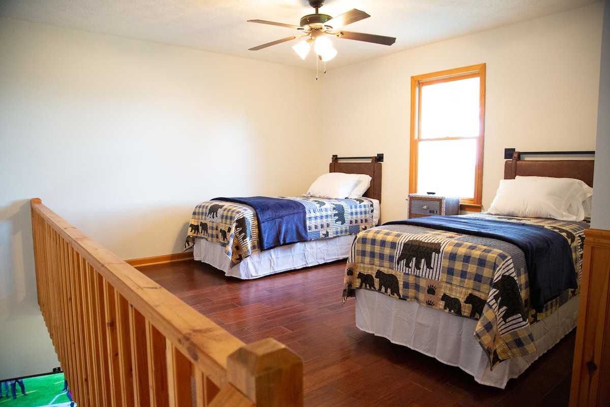 בלופט יש שתי מיטות נפרדות עם מזרנים חדשים.