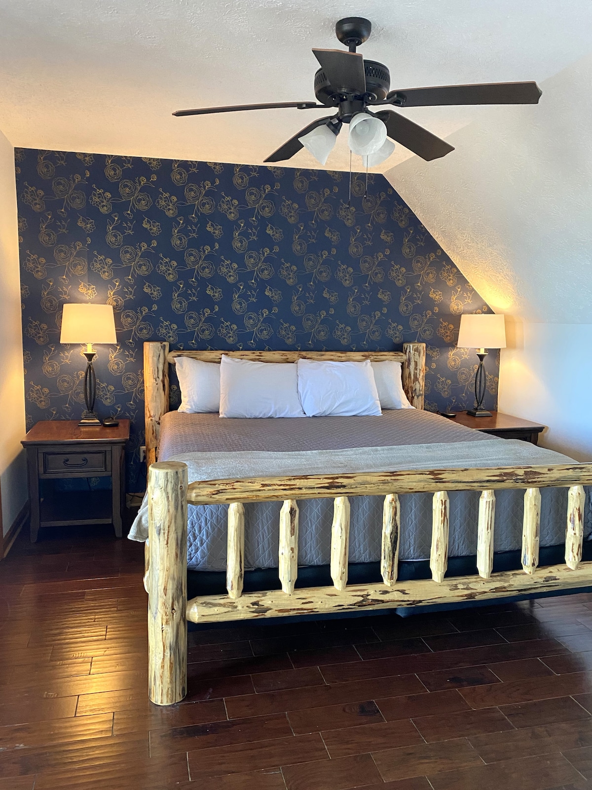 חדר שינה קינג בקומה העליונה עם אמבטיה פרטית.  