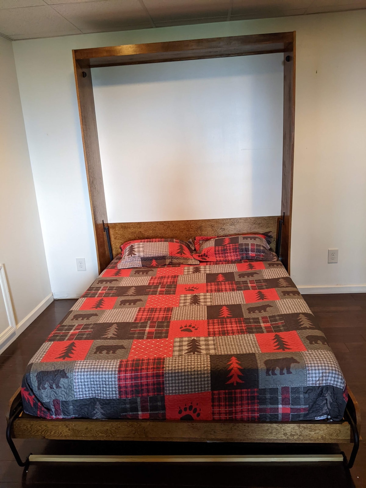 מיטת קווין סייז עם מזרן ספוג.