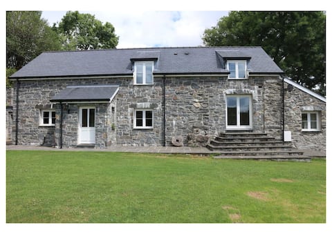 Stunning Ty Cerrig Barn with luxury HOT TUB!