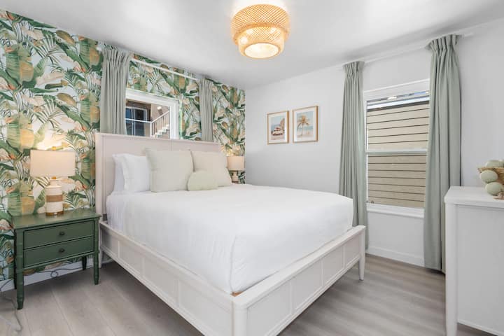 Spálňa s manželskou posteľou a úložným priestorom na veci.